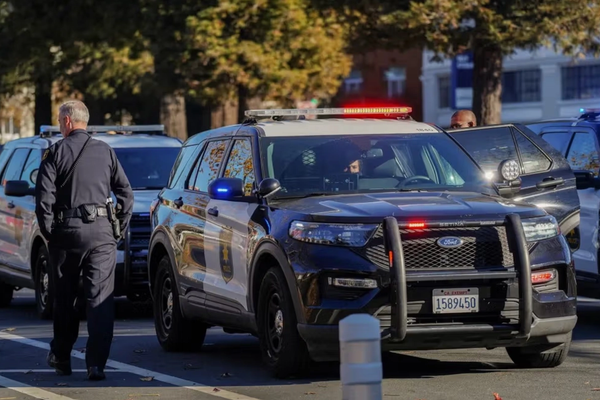 د امریکا د کلفرونیا ایالت په یو سوداګریز مرکز کې ډزې شوي