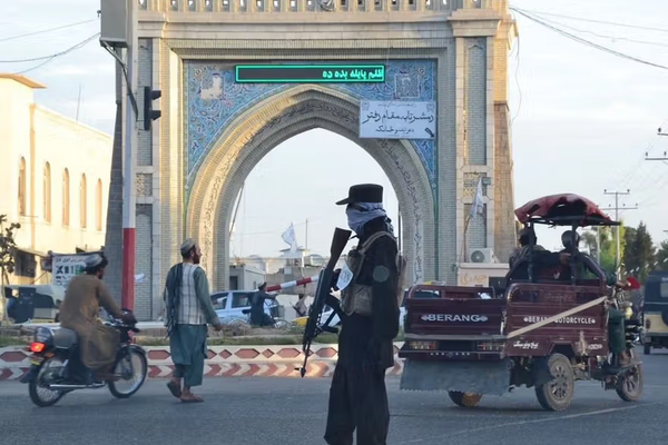 هبت الله اخوندزاده د طالبانو دوه وزیران او څو معینان په نویو دندو وګومارل