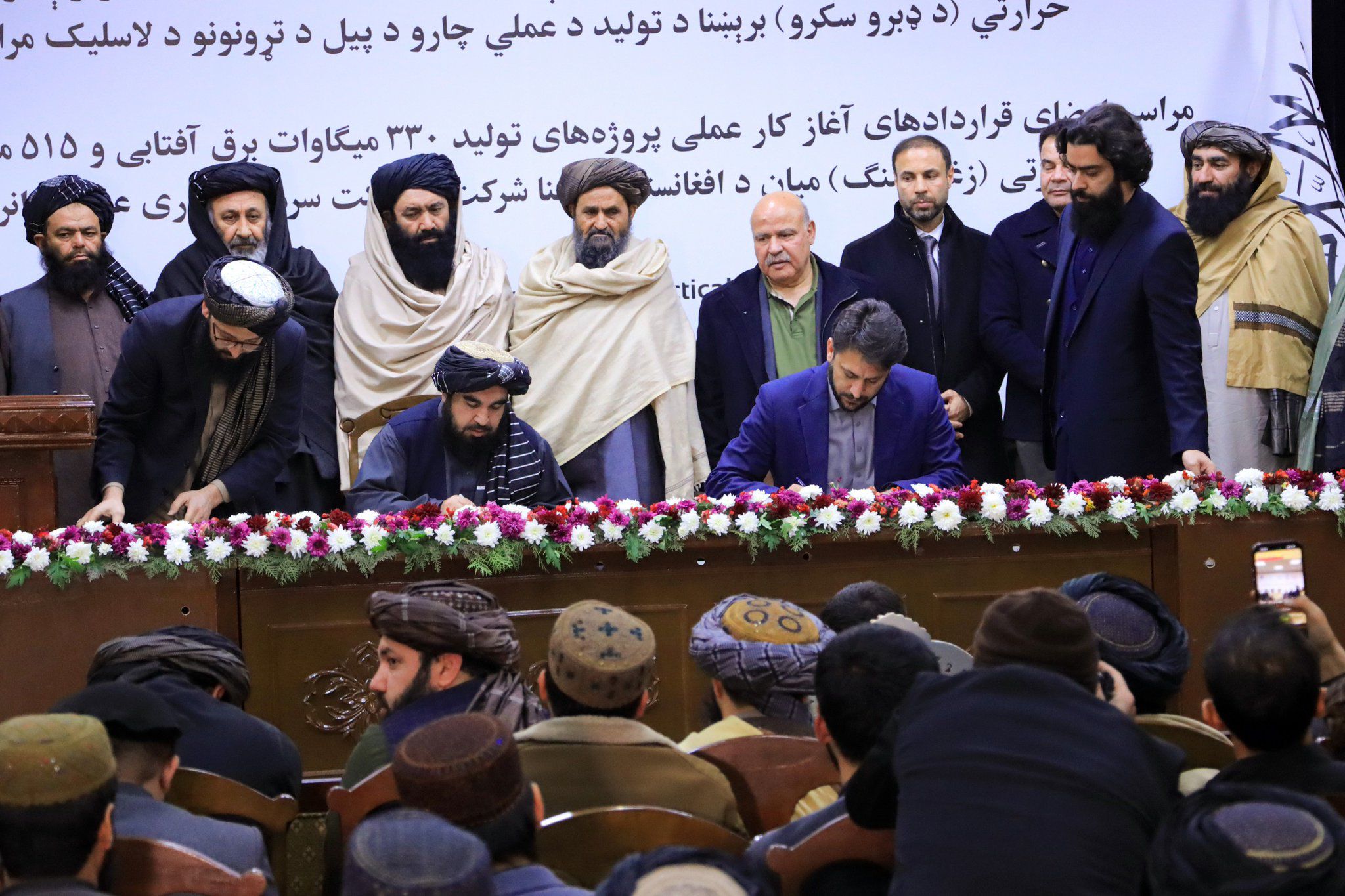 کرزی از امضای قرارداد طالبان و شرکت عزیزی برای آغاز کار پروژه تولید برق استقبال کرد