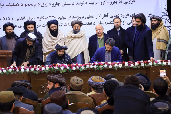 کرزی از امضای قرارداد طالبان و شرکت عزیزی برای آغاز کار پروژه تولید برق استقبال کرد