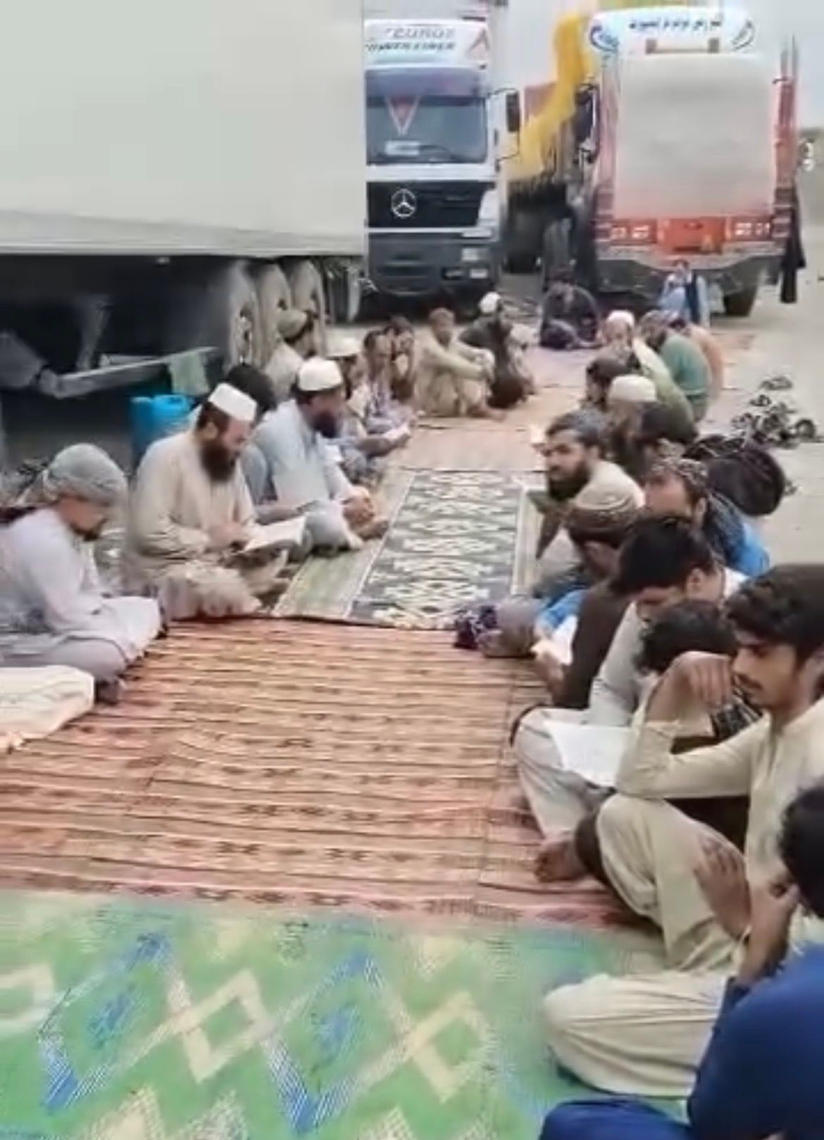 د لارې د خلاصون په دوعا؛ د بار وړونکو موټرو چلوونکو تورخم کې د قران ختم کړی