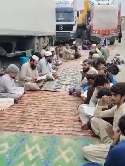 د لارې د خلاصون په دوعا؛ د بار وړونکو موټرو چلوونکو تورخم کې د قران ختم کړی