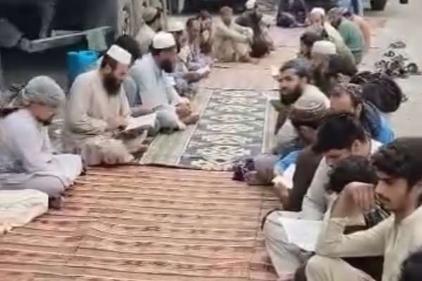 د لارې د خلاصون په دوعا؛ د بار وړونکو موټرو چلوونکو تورخم کې د قران ختم کړی