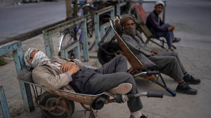 اکنامېسټ: افغانستان کې سوله شته خو د خلکو جیبونه تش دي