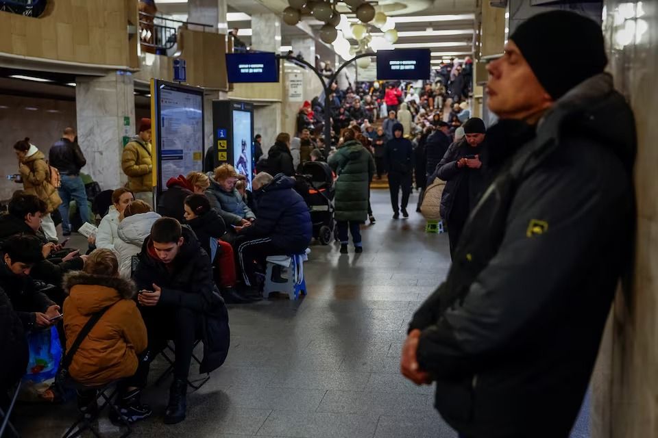 حملات هوایی روسیه باعث شده شماری زیاد از ساکنان کی‌یف در ایستگاه‌‌های مترو پناه بگیرند
