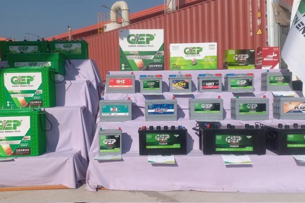 طالبان: له افغانستان څخه عربستان او متحده عربي اماراتو ته ۱۰ کانټینره بېټرۍ صادرې شوې