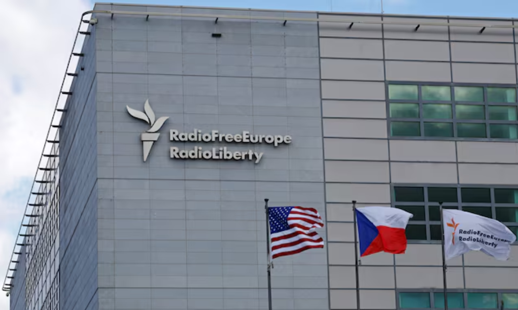 رادیو اروپای آزاد برای جلوگیری از قطع بودجه، از اداره ترامپ در دادگاه شکایت کرد