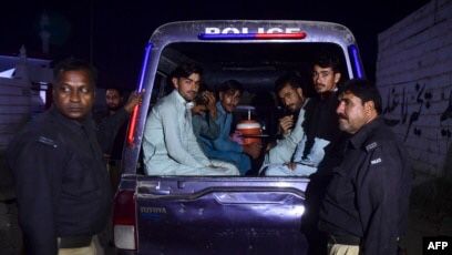 سرچینې: د اسلام اباد پولیسو د شپې ناوخته شاوخوا ۳۰ تنه افغانان له خپلو کورونو نیولي دي