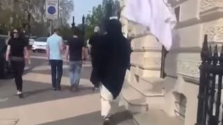 طنز سیاسی؛ نشانههای یک طالب غربی