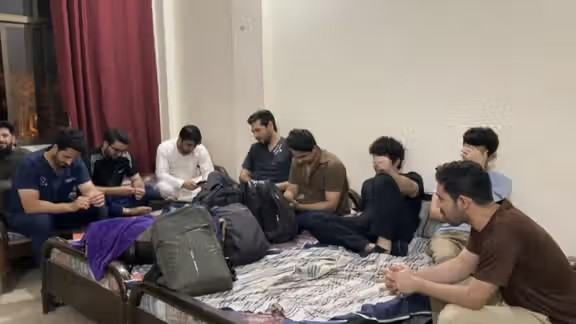 پاکستاني پولیسو په ملتان کې نیول شوي ۱۳ افغان ډاکټران په جبري توګه افغانستان ته ستانه کړل