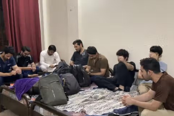 پاکستاني پولیسو په ملتان کې نیول شوي ۱۳ افغان ډاکټران په جبري توګه افغانستان ته ستانه کړل