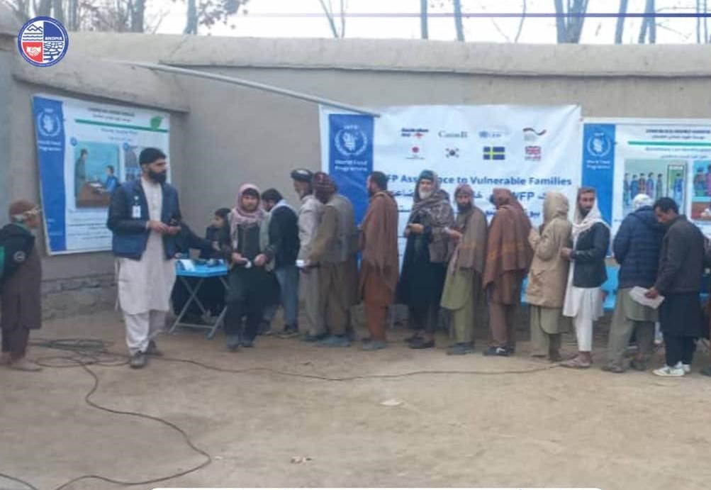 د خوړو نړۍوال پروګرام په کندوز کې له نږدې ۲۵۰۰ کورنیو سره د خوراکي توکو مرسته وکړه