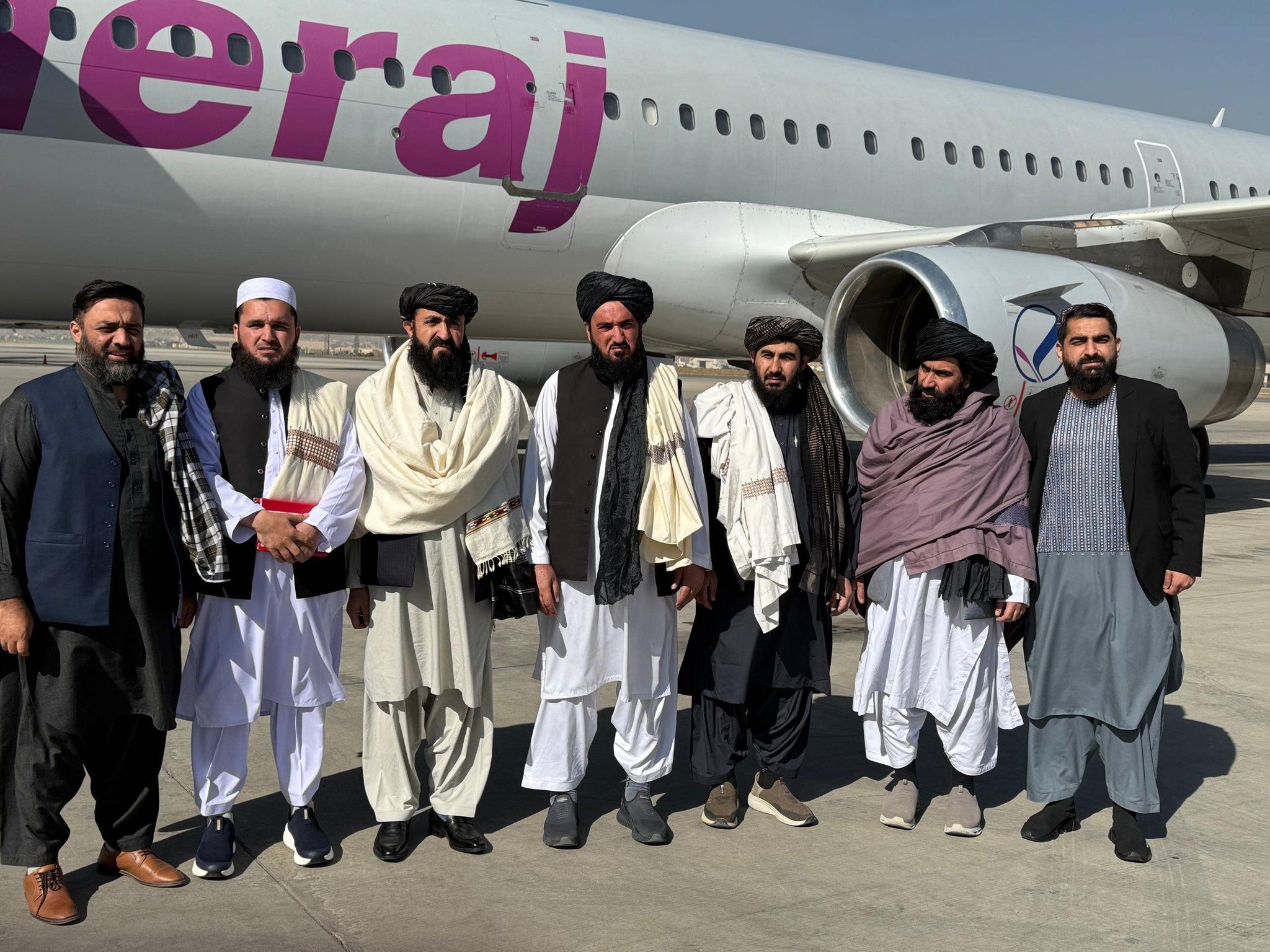 د طالبانو اته کسیز پلاوی له نشه يي توکو سره د مبارزې ناسته کې د ګډون لپاره تهران ته لاړ