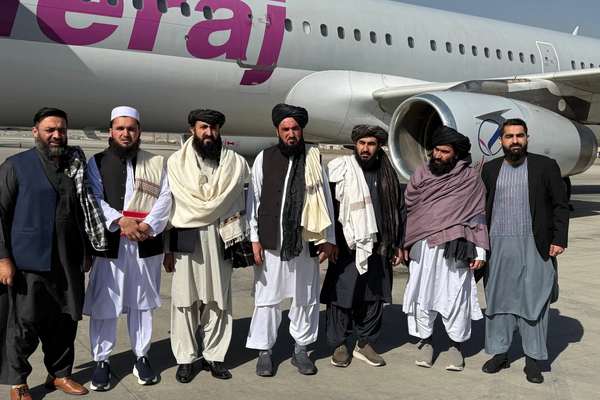 د طالبانو اته کسیز پلاوی له نشه يي توکو سره د مبارزې ناسته کې د ګډون لپاره تهران ته لاړ