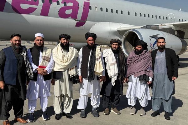 د طالبانو اته کسیز پلاوی له نشه يي توکو سره د مبارزې ناسته کې د ګډون لپاره تهران ته لاړ