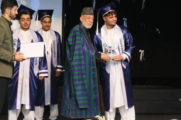 کرزی وایي هیله من دی افغانې نجونې او دده لور په کوردننه لوړې زده کړې وکړي