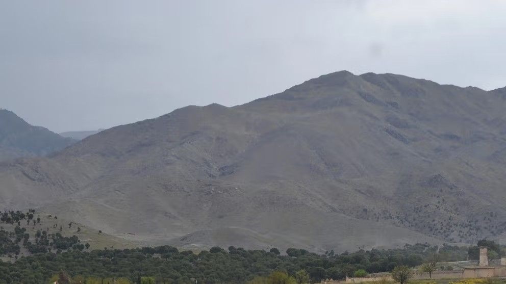 شماری از مردم در خوست در اعتراض به توزیع زمین به افراد طالبان، تجهیزات مهندسان را شکستند