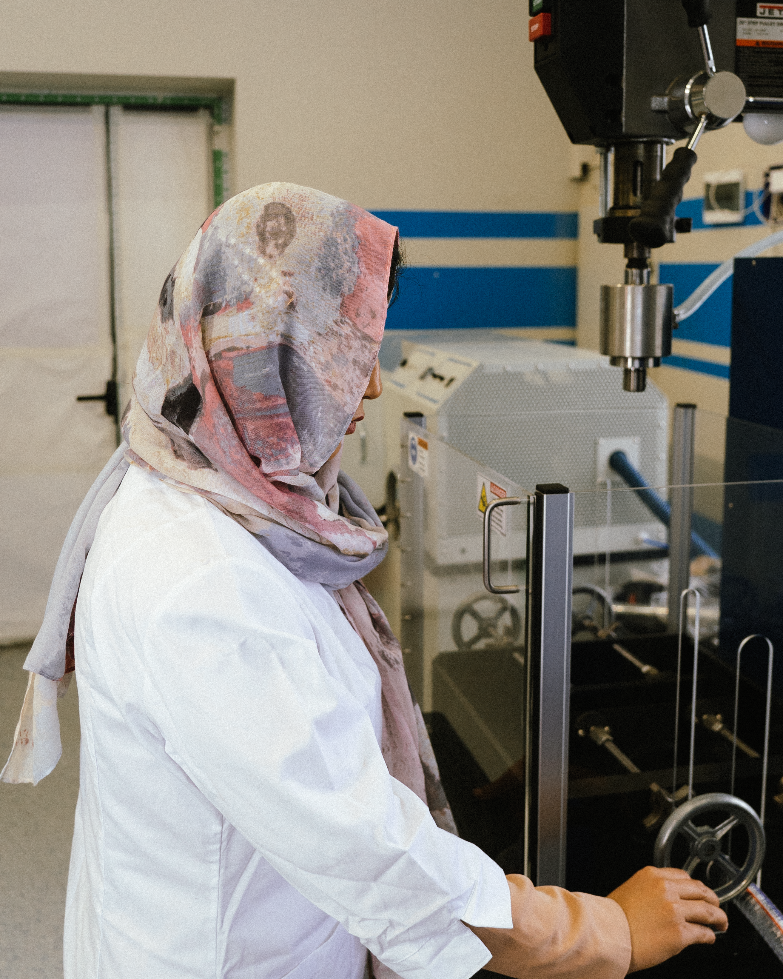 کرزی: افغانستان برای خودکفایی به صدها هزار زن متخصص نیاز دارد