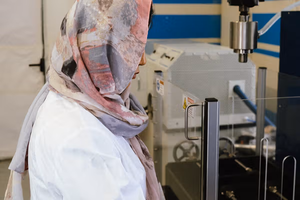 کرزی: افغانستان برای خودکفایی به صدها هزار زن متخصص نیاز دارد