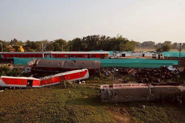 په هند کې د اورګاډو د تکړ له امله ۸ تنه مړه او ګڼ شمېر نور ټپیان شوي دي