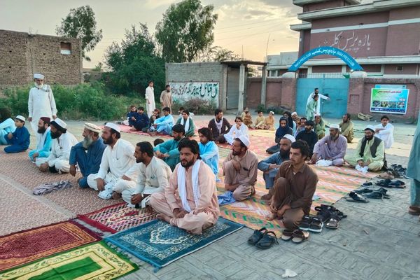 د تیرا یو شمېر بېځایه شویو خلکو لمونځ او اختر په احتجاجي پرلت کې وکړل