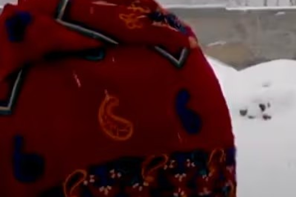 مسؤول أممي: أفغانستان تشهد عمليات بيع فتيات من أجل الزواج المبكر