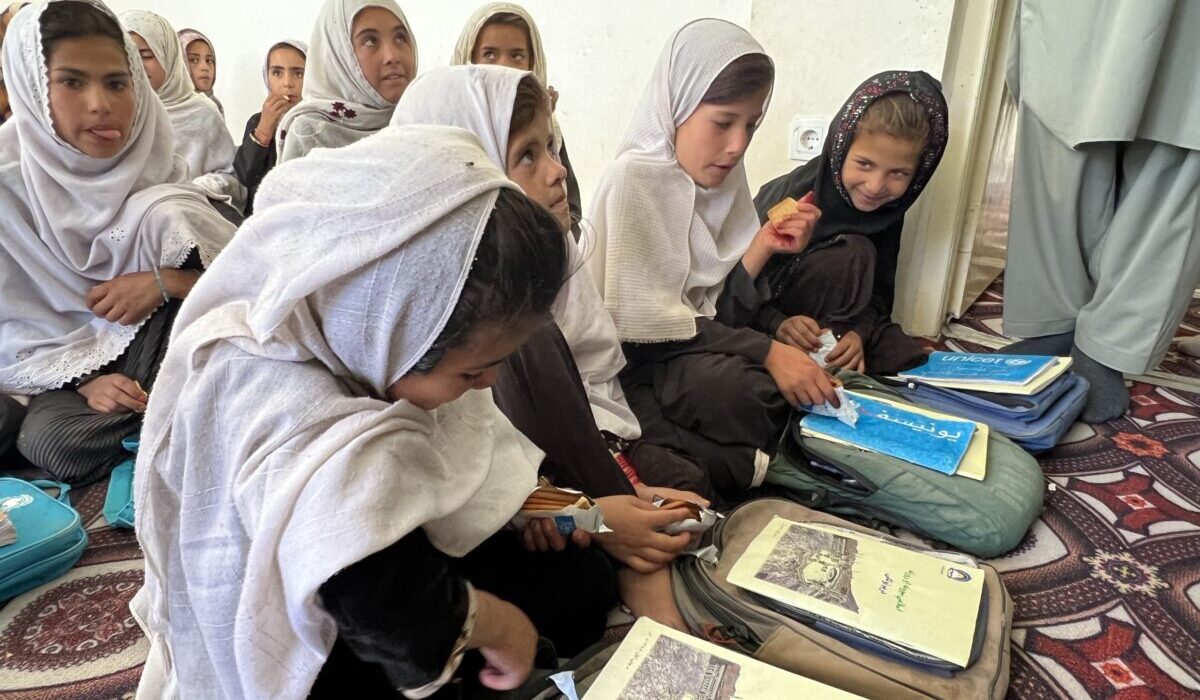 د خوړو نړیوال پروګرام: ۱۷۲ زره افغان زده‌کوونکو ته مو له مغذي موادو بډایه بسکویټونه وېشلي