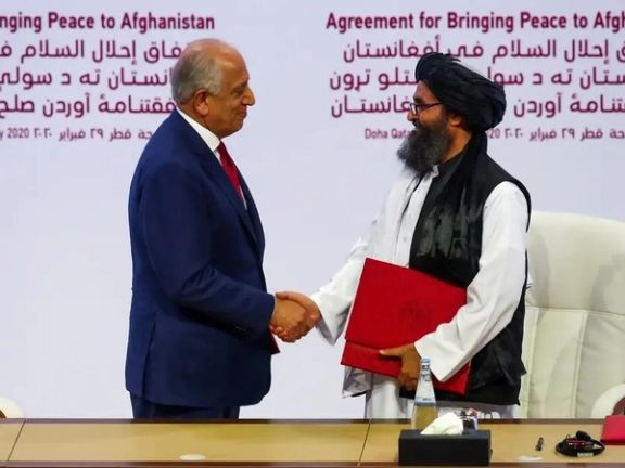 ملا برادر او زلمي خلیلزاد د طالبانو او امریکا په استازۍ د دوحې تړون لاسلیک کړ.