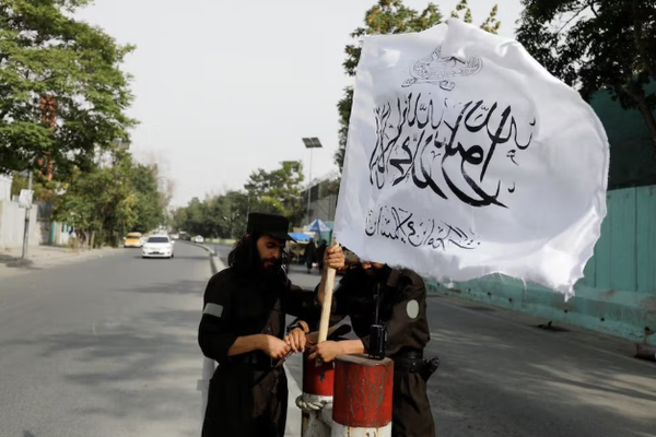 انقطاع الإنترنت في أفغانستان يعطل آلاف الأعمال ويحد من التعليم الإلكتروني