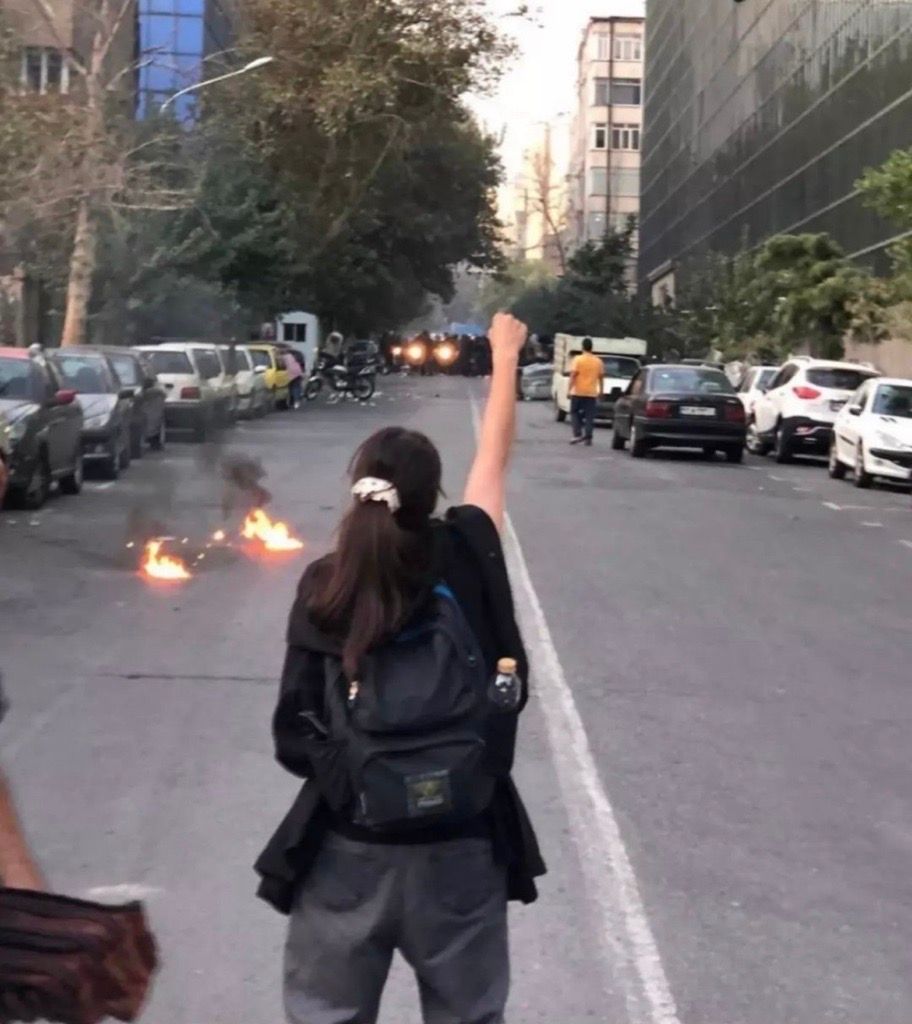 گسترش اعتراض‌ها در ایران؛ حضور پررنگ زنان و چادرهایی که به آتش کشیده می‌شود