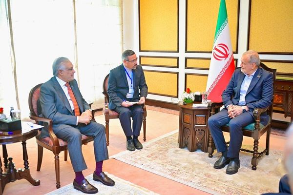 د ایران ولسمشر وايي له پاکستان سره د همکارۍ پراخېدو ته چمتو دی