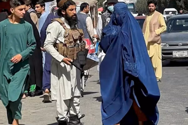 طالبانو د جمعې خطیبانو ته د ښځو د حجاب په اړه د خطبو سپارښتنه کړې