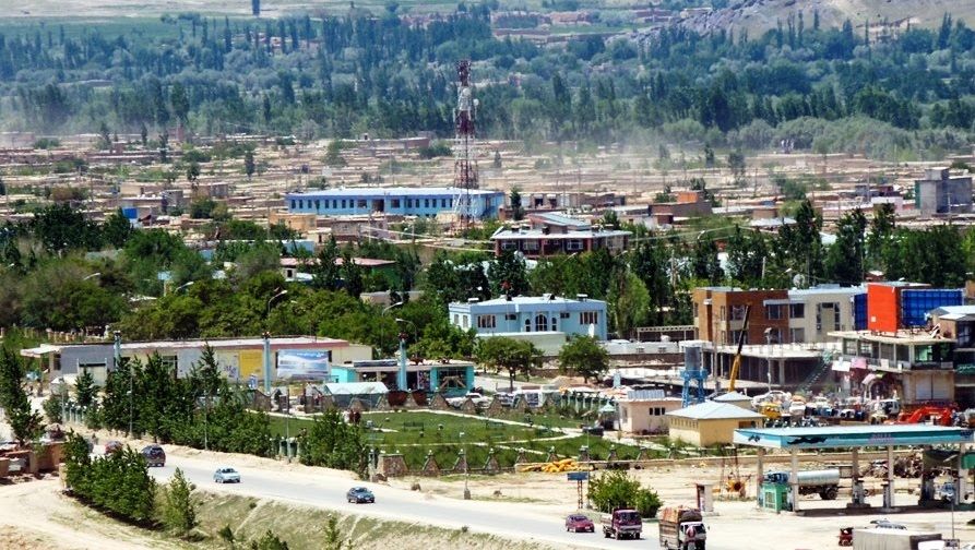 طالبان یک زن و دو مرد را در میدان وردک شلاق زد