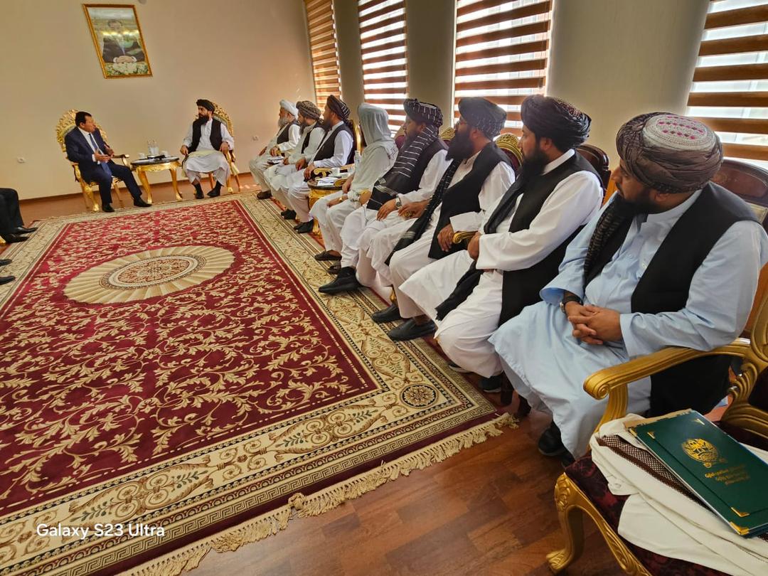  د طالبانو د پېژندنې لپاره د بلخ والي د تاجکستان علماو ته د هبت الله د ویناو کتابونه ورکړي