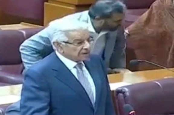 د اسلام اباد لاریونونه؛ خواجه اصف ادعا کوي، چې د ګنډاپور ساتونکو پر لاریونوالو ډزې کړي دي