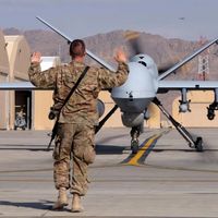 سخنگوی طالبان میگوید پهپادهای امریکایی همچنان در حریم هوایی افغانستان گشتزنی میکنند