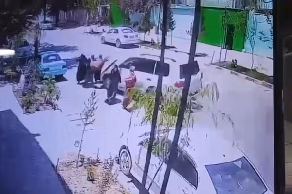 موتری که به گروهی از دختران در کابل حمله کرد، متعلق به «مقام طالبان» است