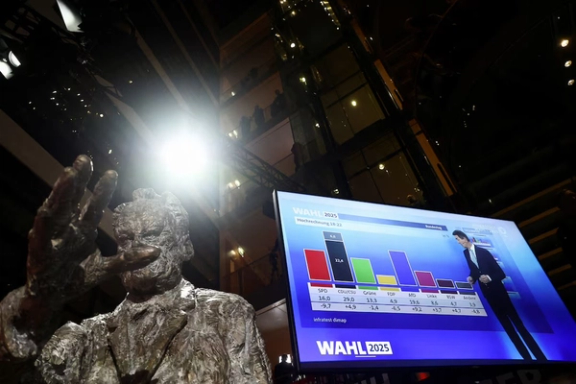 د ټاکنو هیښوونکې پایلې؛ د جرمني بریالی ګوند یوازې دوه ګوندي ایتلاف غواړي