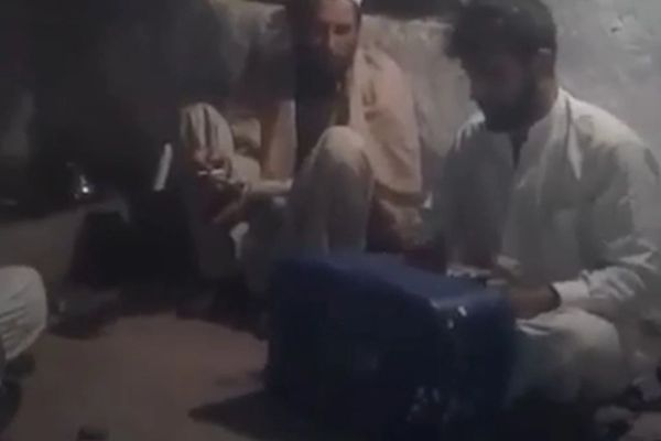 په تورخم کې د طالبانو د استخباراتو مرستیال د ټنګ ټکور په محفل کې برخه اخیستې او چرس څکوي