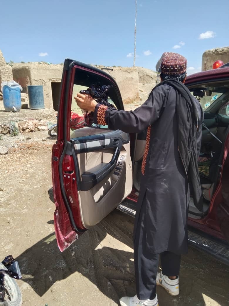 طالبانو کندهار کې د غلا او اختطاف زیاتېدو سره د ګاډو د تورو شیشو لرې کول بیا پیل کړل