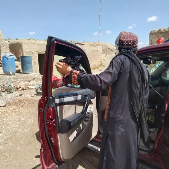 طالبانو کندهار کې د غلا او اختطاف زیاتېدو سره د ګاډو د تورو شیشو لرې کول بیا پیل کړل