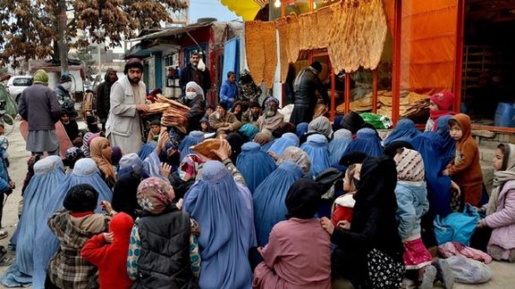 یو څېړنیز مرکز: پر ښځو د طالبانو محدودیتونو د افغانستان اقتصاد له سقوط سره مخ کړی دی
