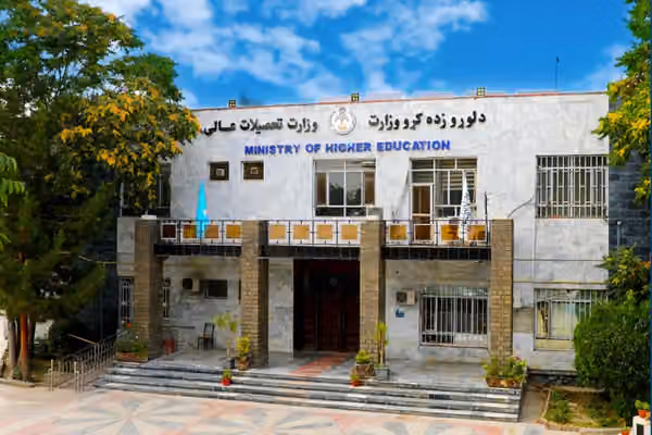 طالبانو په بهر کې له ستونزو سره مخ افغان محصلانو او استادانو ته د اسانتیاوو ډاډ ورکړ