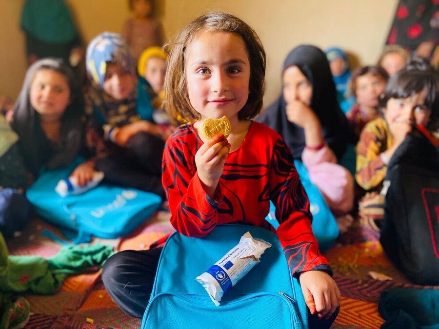 چگونه برنامه جهانی غذا از فاصله ۱۵ هزار کیلومتری به دانش‌آموزان افغان غذا رساند