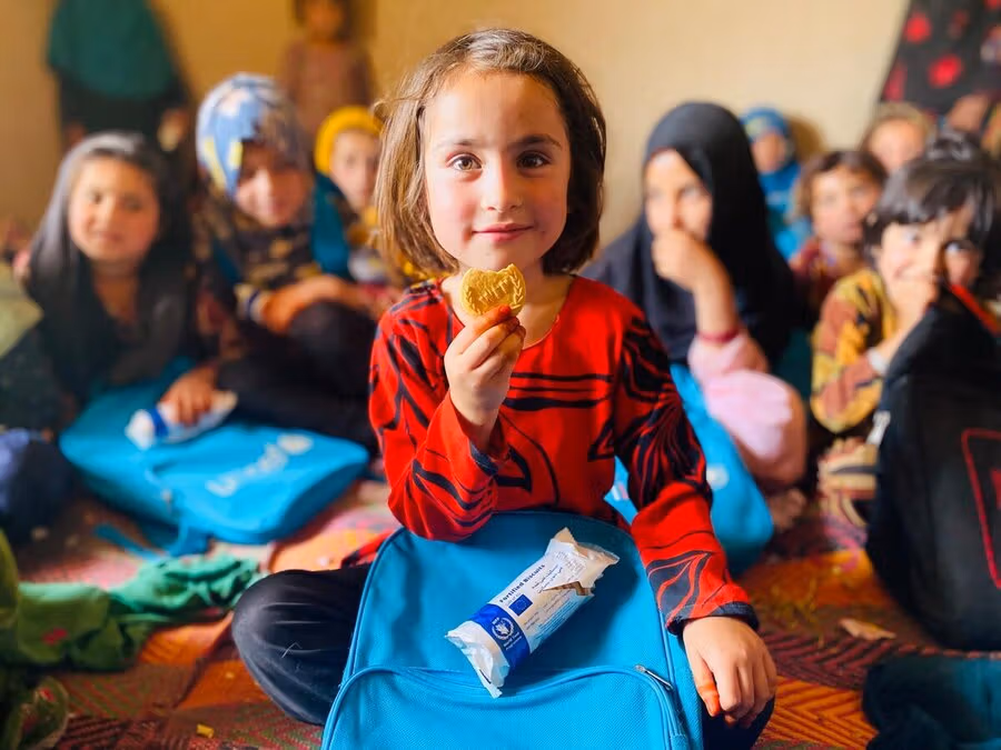 چگونه برنامه جهانی غذا از فاصله ۱۵ هزار کیلومتری به دانشآموزان افغان غذا رساند
