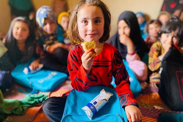 چگونه برنامه جهانی غذا از فاصله ۱۵ هزار کیلومتری به دانشآموزان افغان غذا رساند