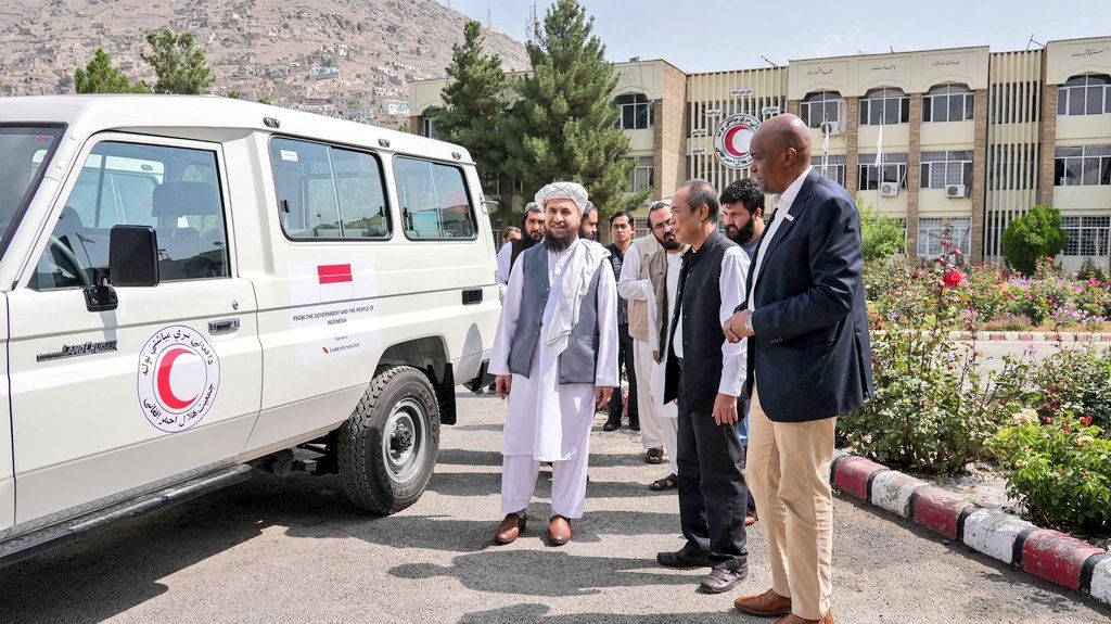 اندونزیا یک آمبولانس به هلال احمر طالبان کمک کرد