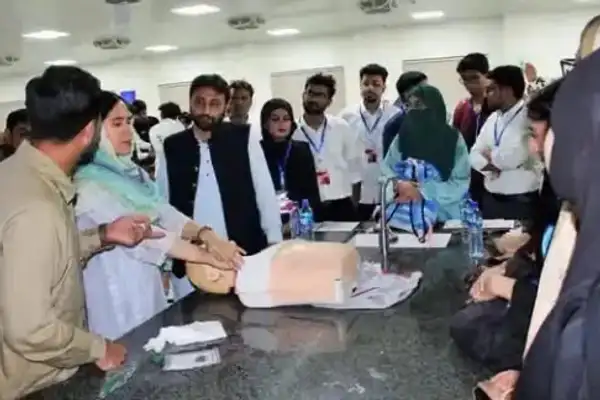 د سند عالي محکمې د افغان محصلانو د اېستلو پرېکړه په لنډمهالي ډول وځنډوله