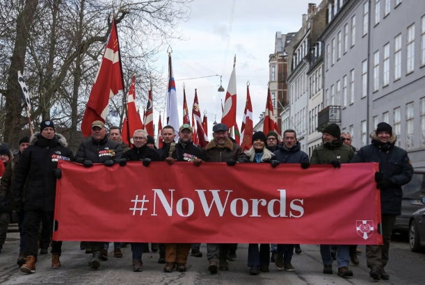 الدنماركيون يتظاهرون احتجاجًا على تصريحات ترامب بشأن دور الناتو في حرب أفغانستان