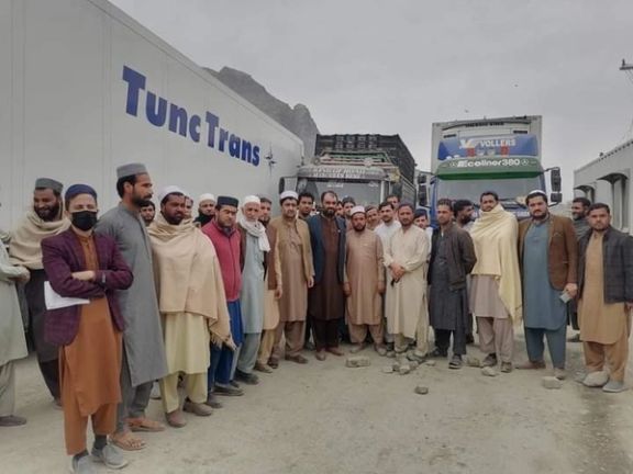 سوداګر: په تورخم کې پاکستاني چارواکو د افغانستان د "طایفي" انګورو بار موټرو مخه نیولې